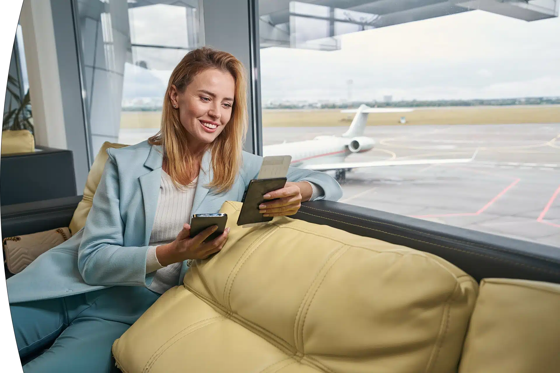 PassportCard/Internationale Krankenversicherung/woman-sitting-at-airport-looking-at-tablet-round-shape-left