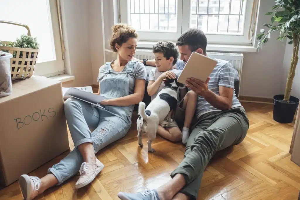 PassportCard/Internationale Krankenversicherung/family-with-dog-sitting-in-apartment