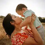 PassportCard/Internationale Krankenversicherung/profil-picture-hispanic-woman-with-child